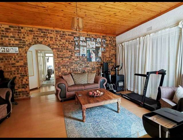 3 BEDROOM FREESTANDING FOR SALE IN SUIDEROORD